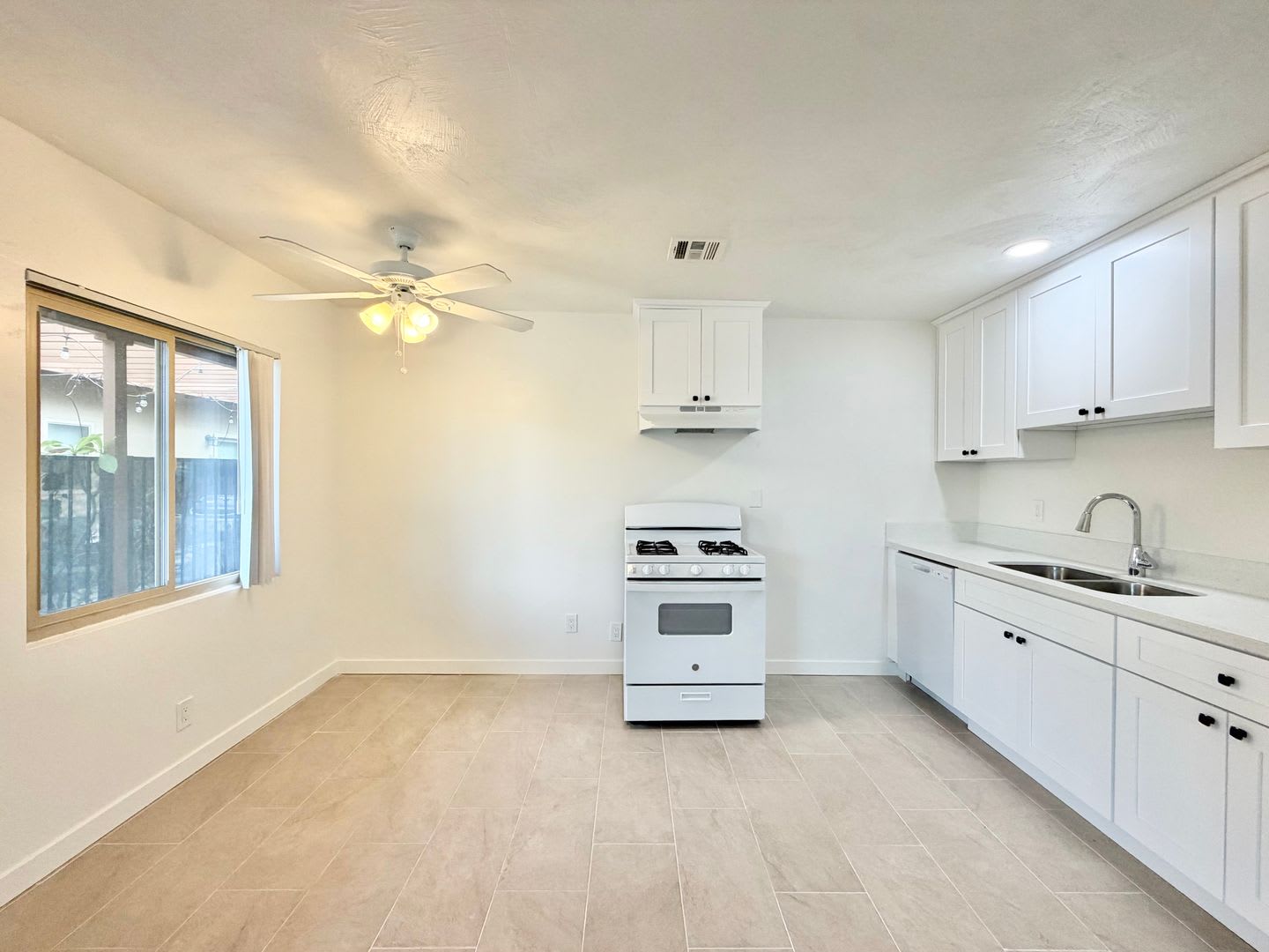AVAILABLE NOW!! 1 Bedroom, 1 Bathroom Apartment in Palm Springs! – photo 5