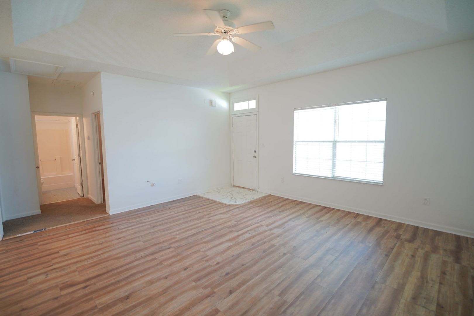 3 Bed / 2 Bath off CCSW! – photo 3
