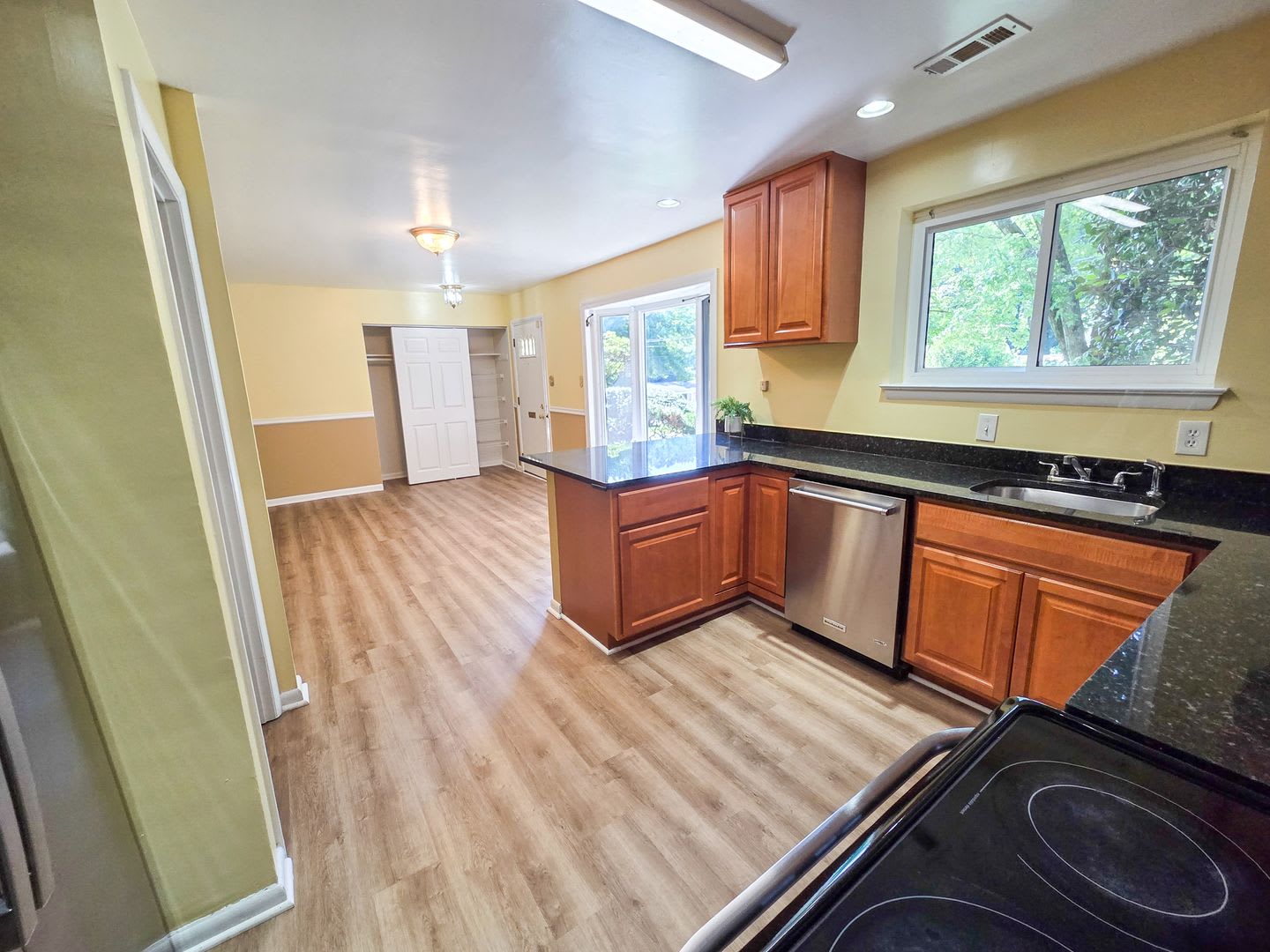 Fantastic 4 bedroom, 2 full bath, 2 half bath home in Close in Silver Spring! – photo 5