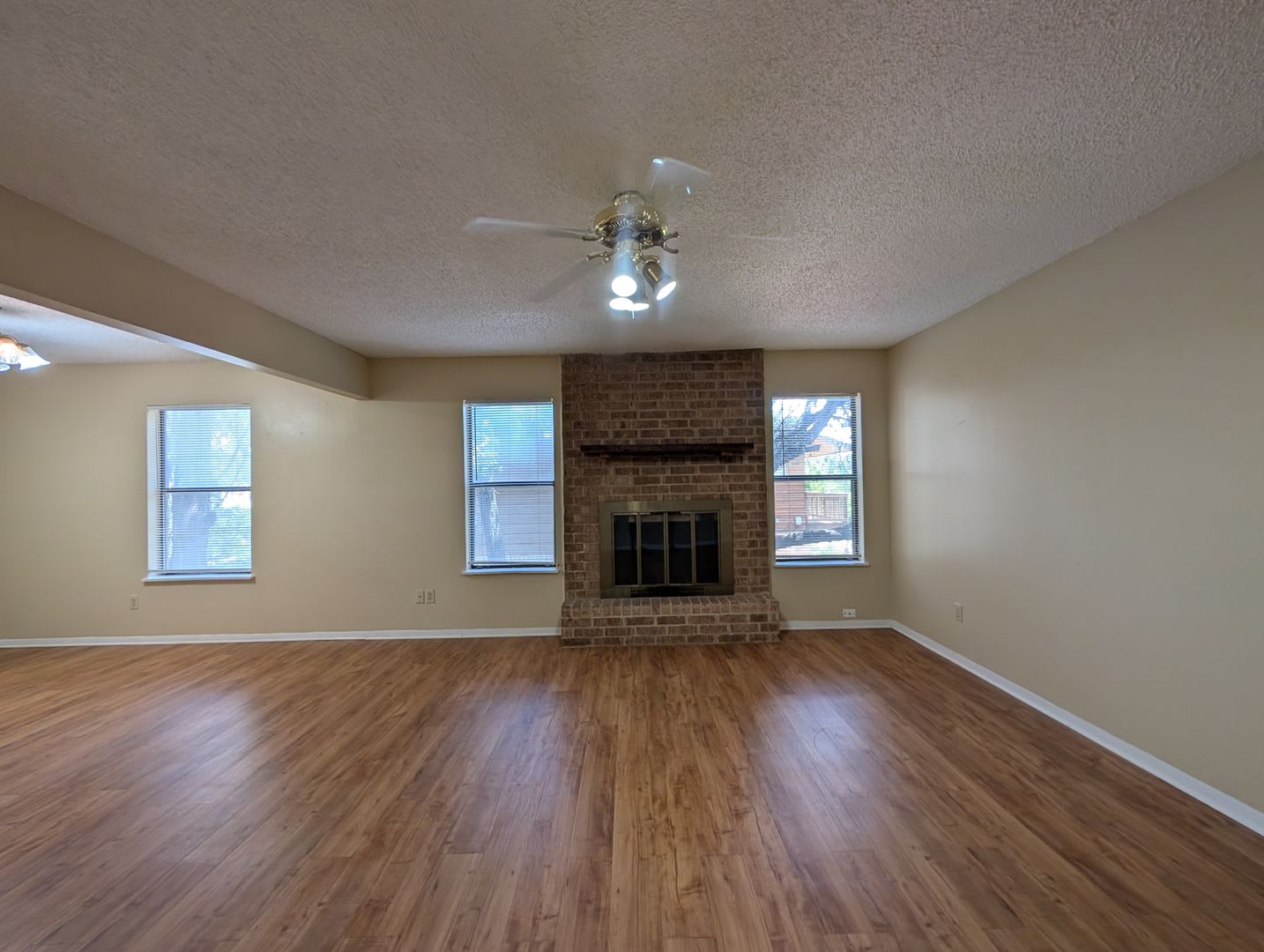 Walk To New Braunfels High School Water Included Deck Fireplace No Carpet Nbisd 2 Weeks Free Rent – photo 4