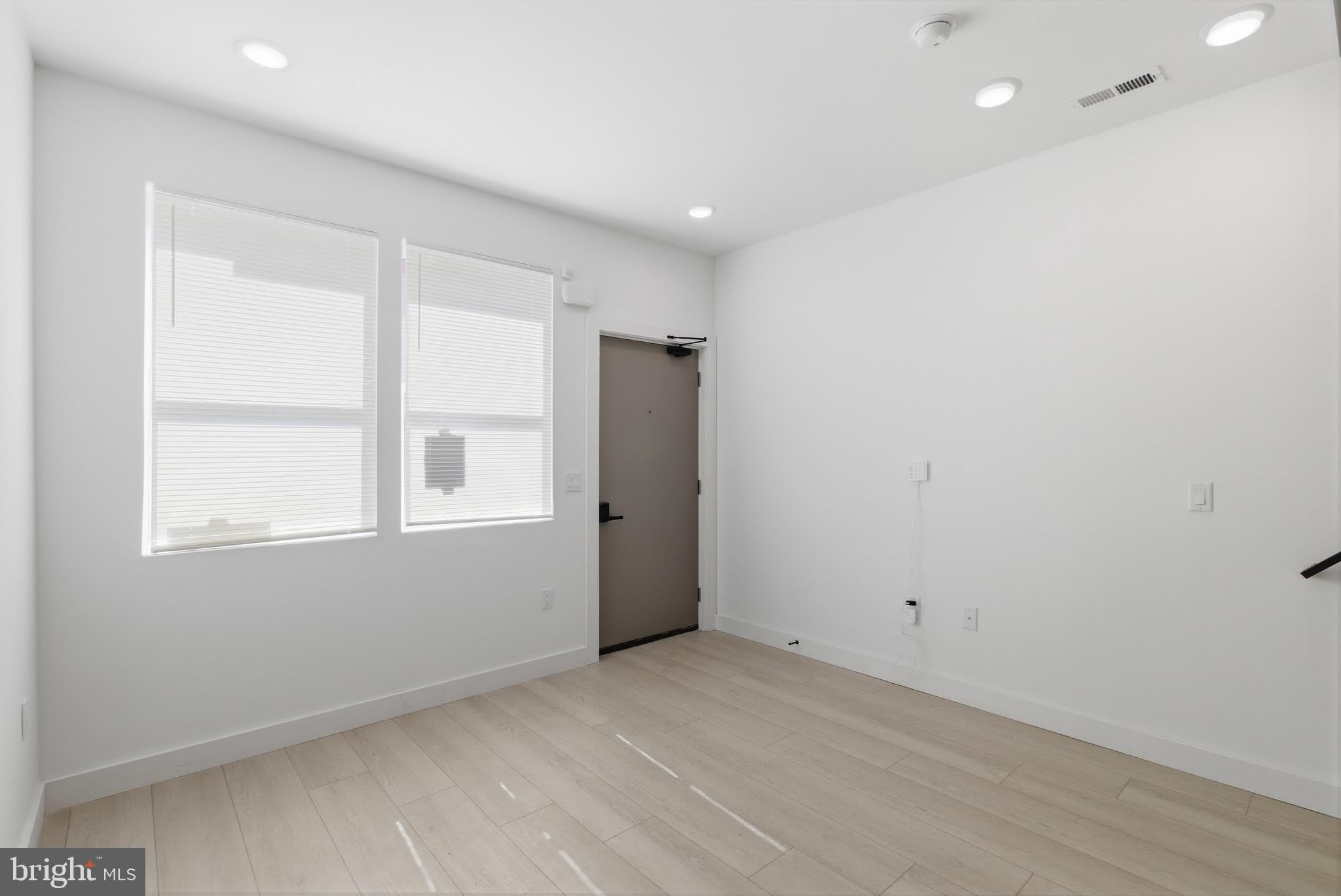 1032 W ORLEANS Street – photo 2