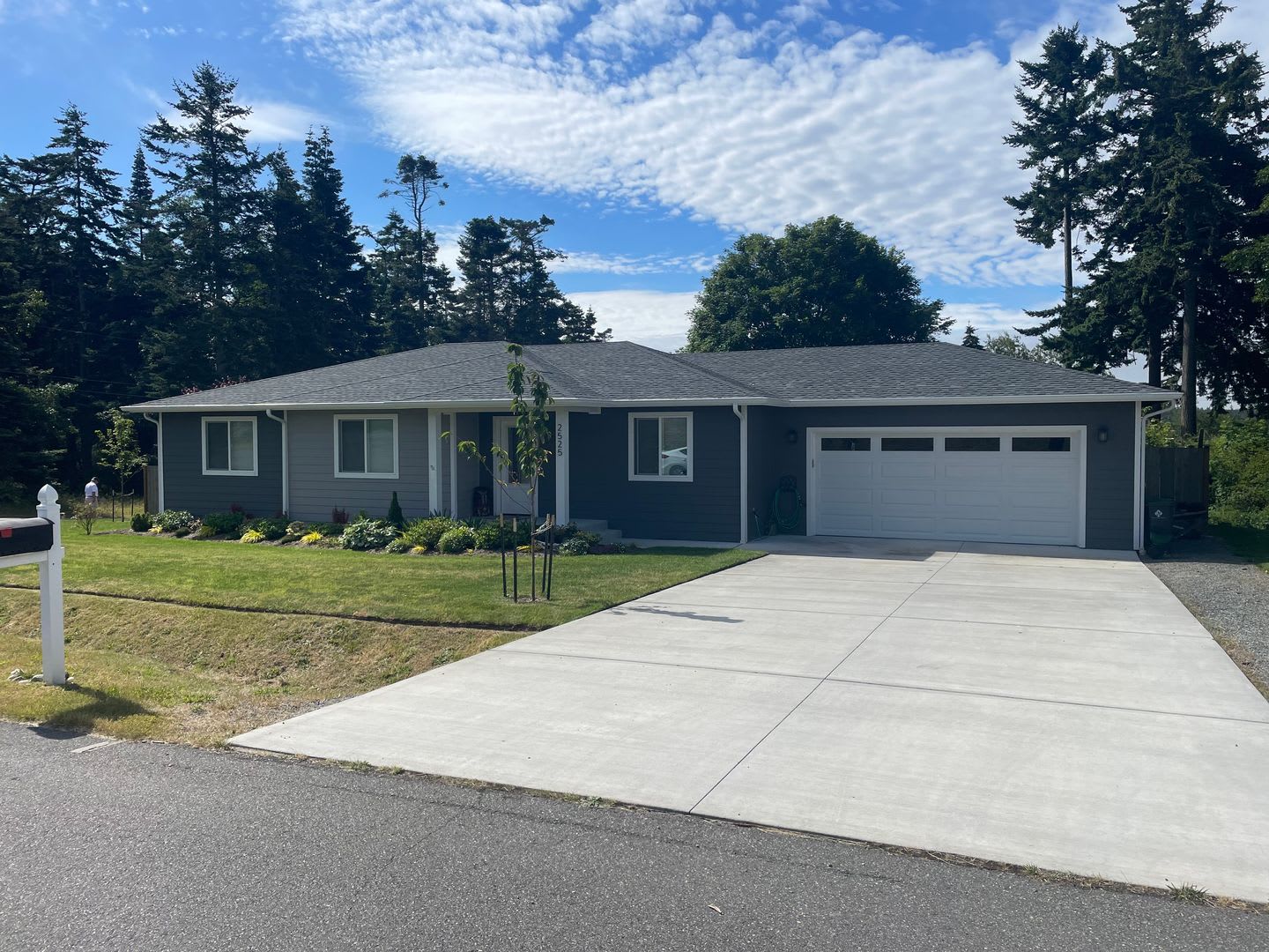 Charming and Modern 2 bedroom Home with Den! – photo 2