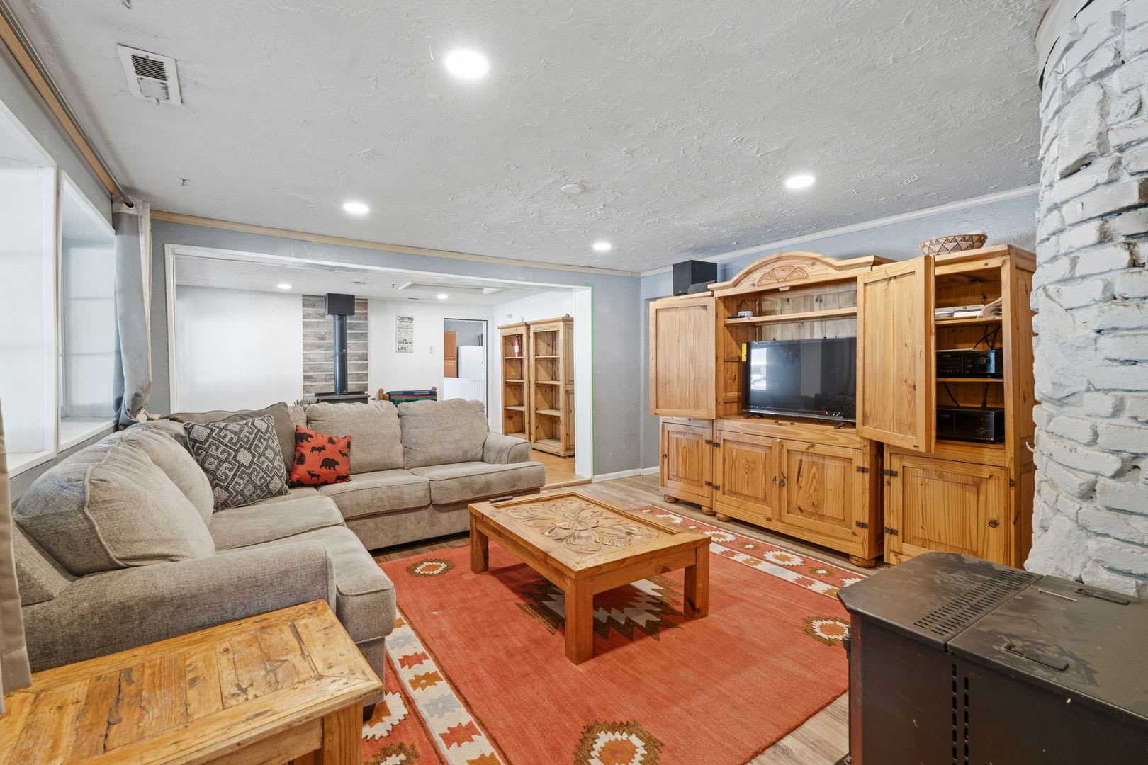 3 Bed 2 5 Bath Fully Furnished Single Level Rancher With Fenced Yard Plenty Of Space With Commercial 40X30 Shop – photo 3