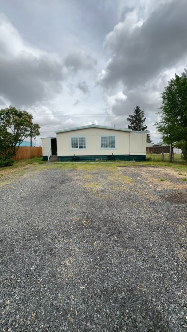 2 Bedroom / 1 Bathroom Manufactured Home in Metolius Oregon – photo 1