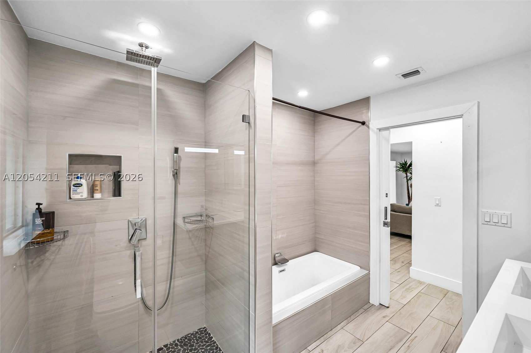 1080 NE 104th St – photo 4