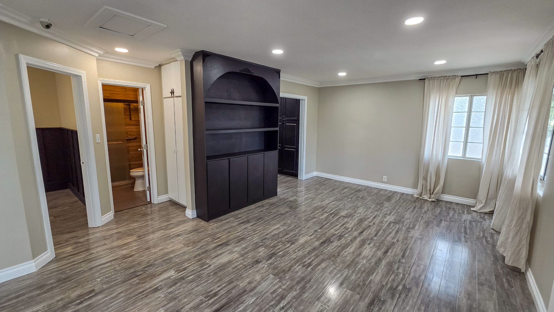 5 Bed 3 Bath House Available Now! – photo 2