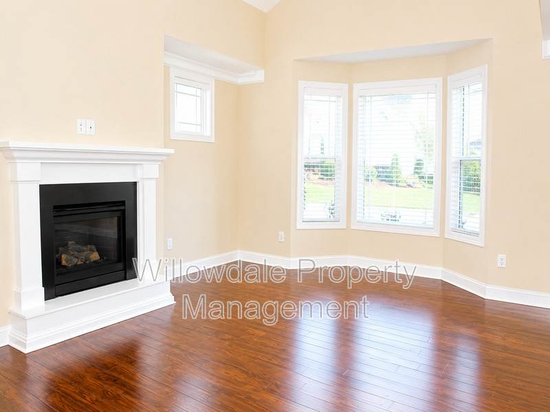 1025 Governess Ln – photo 4