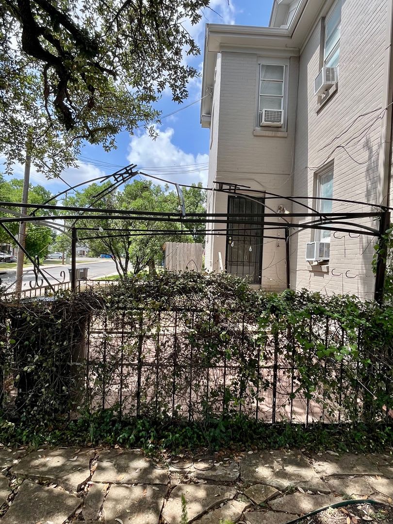 Move In Special Location Fabulous 1 1 With Extra Space One Block Off The St Mary S Strip And Close To The Pearl Move In Ready – photo 3