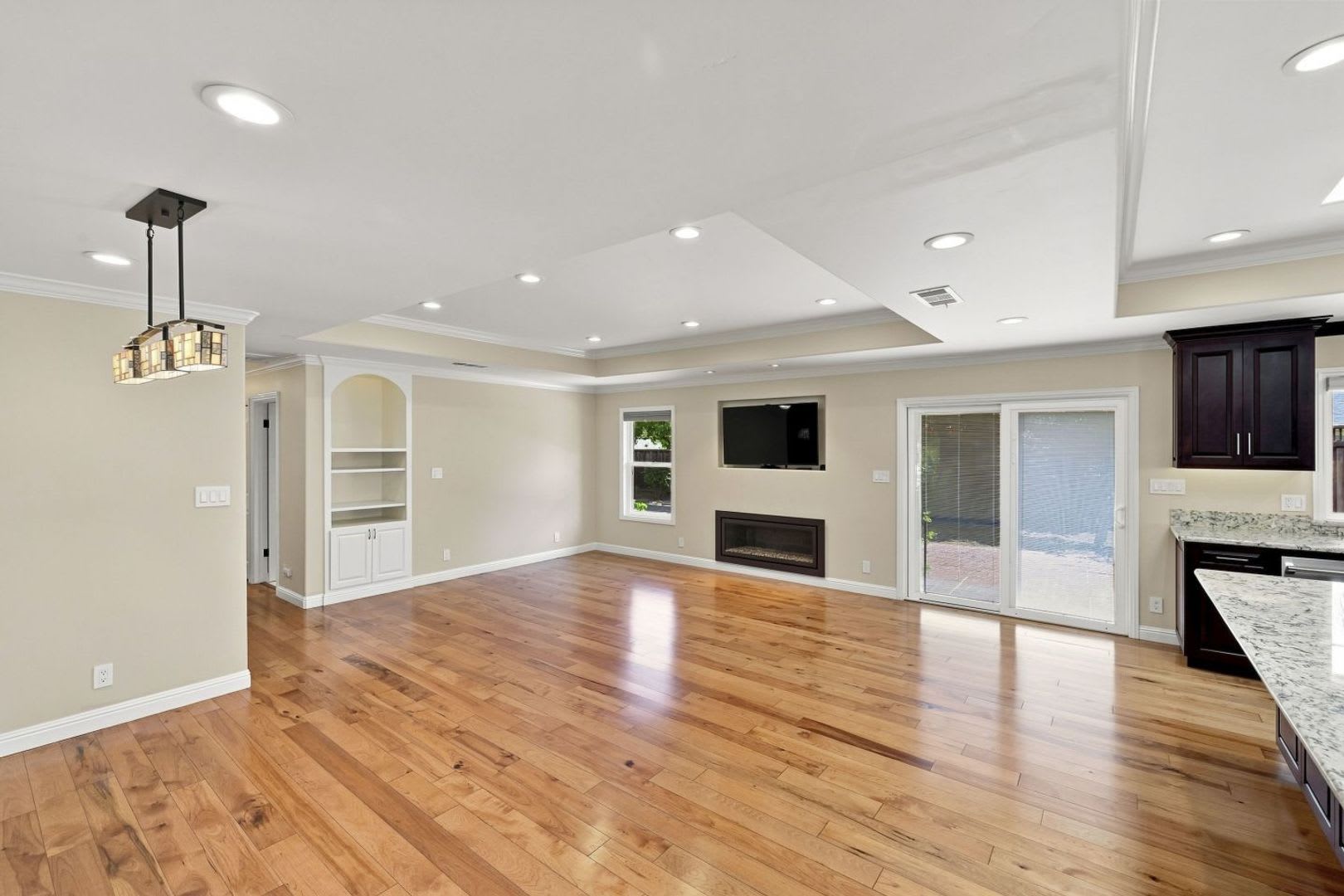 Stunningly Updated 3 Bed 2 Bath Home W Ac – photo 3