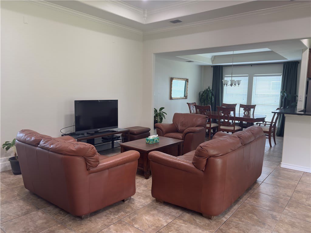 1921 Woodbend Drive – photo 3