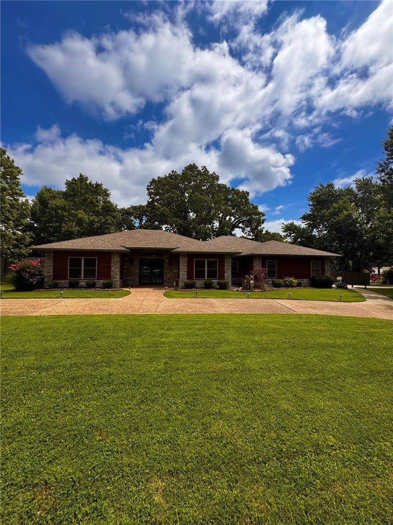 723 Lakeview Drive – photo 1