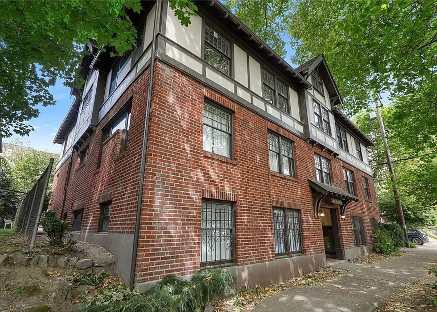 Charming North Capitol Hill Vintage Condo – Modern Comforts & Ideal Location – photo 2