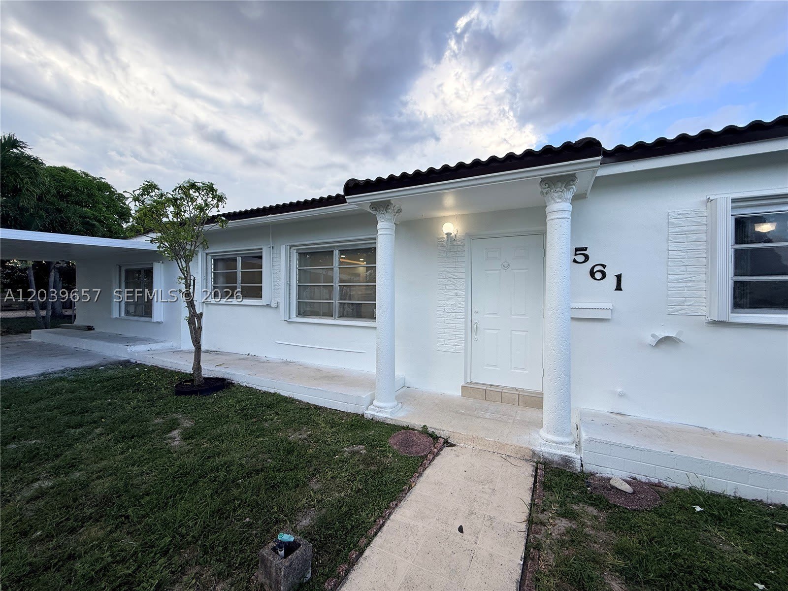561 W 39th St – photo 1