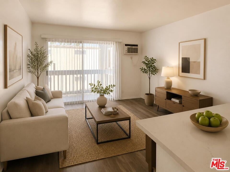 18414 Collins St – photo 1