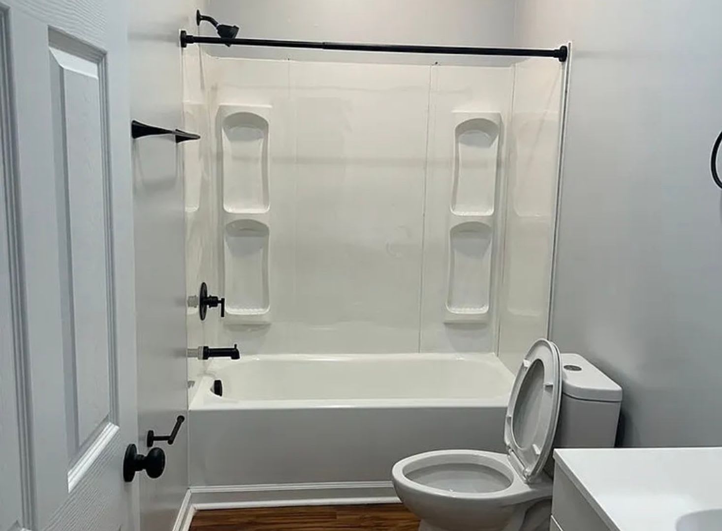 Now Leasing Newly Renovated 1 Bedroom House – photo 5