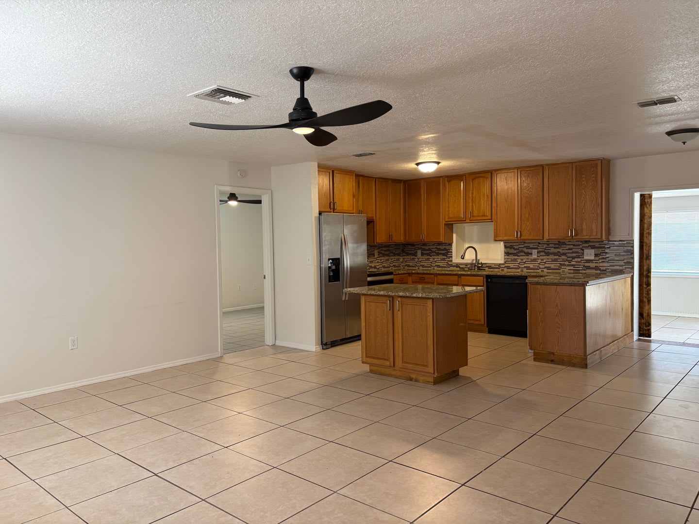 Newly Renovated 4 Bedroom 2 Bathroom – photo 3