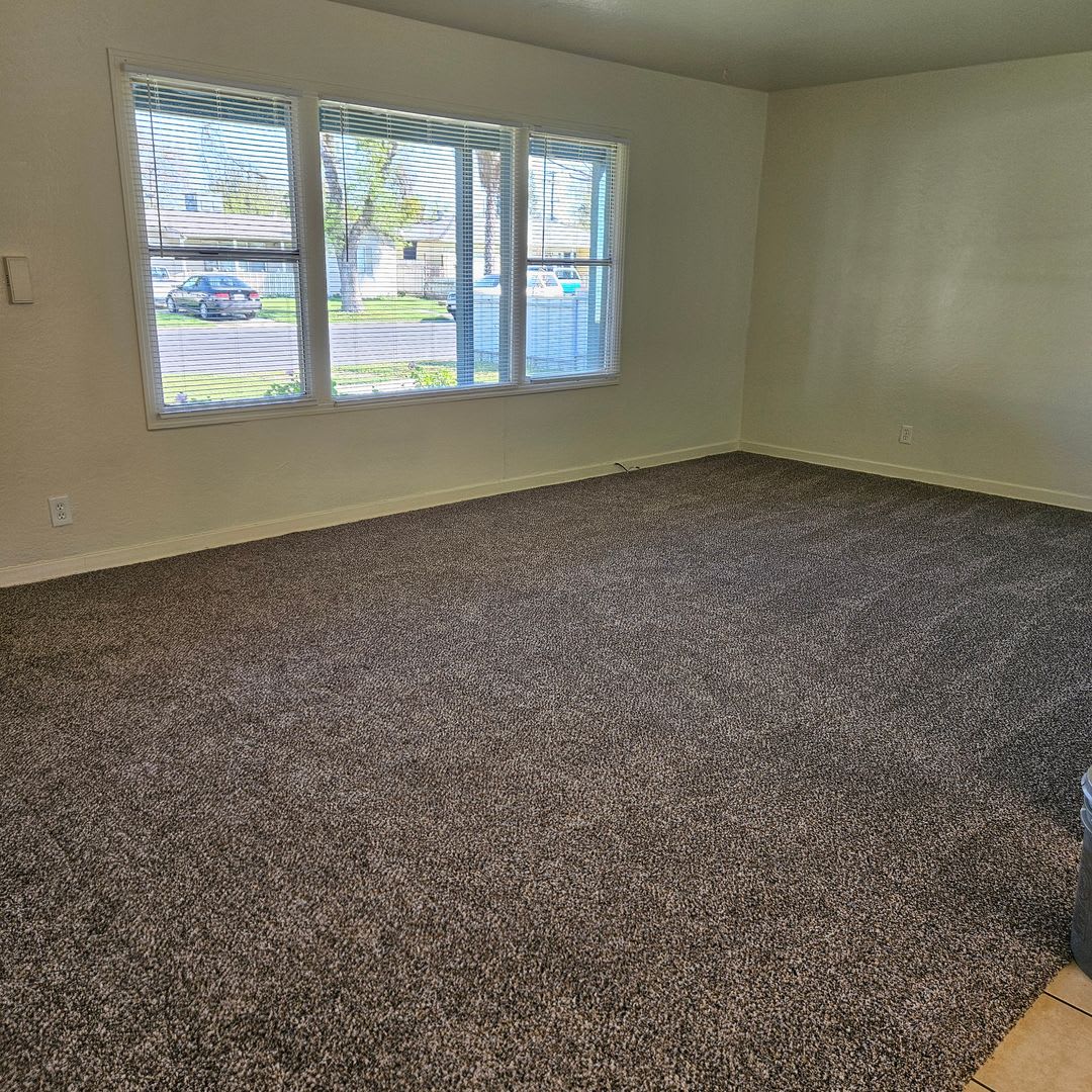 Charming 2 Bedroom Home With Large Backyard – photo 2