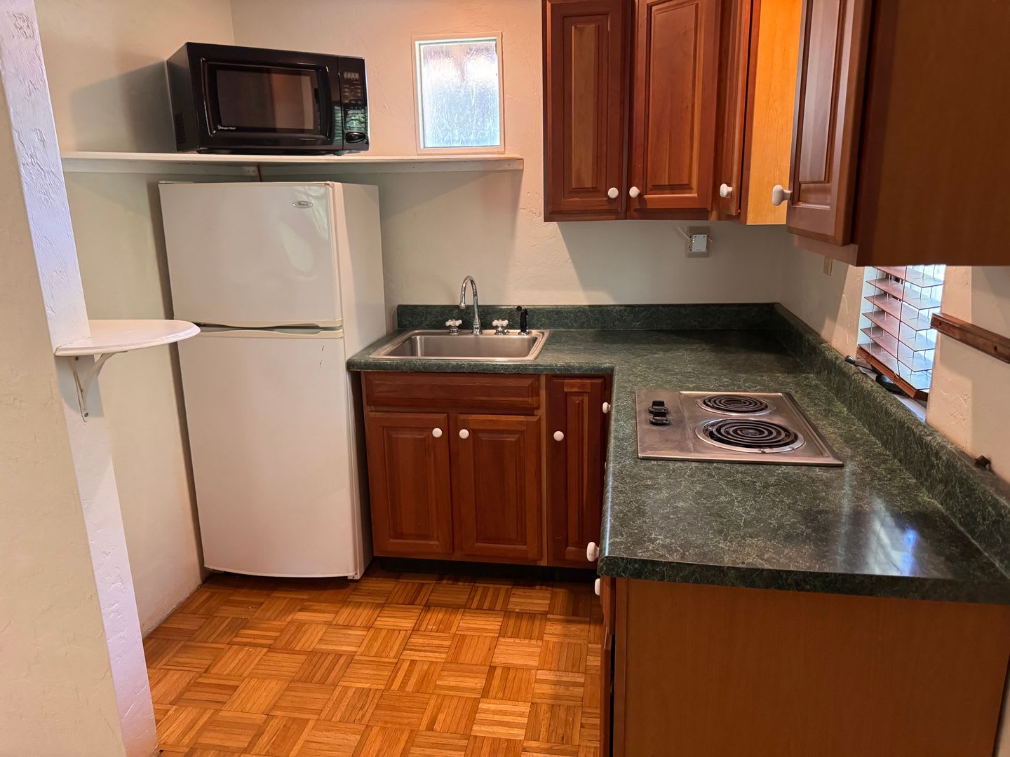 Charming 2 Bed, 1 Bath Carriage House in Historic Golfview – photo 3