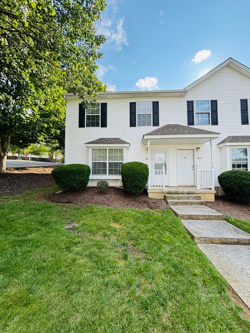 4 Bedroom 2 5 Half Bath Townhouse – photo 1