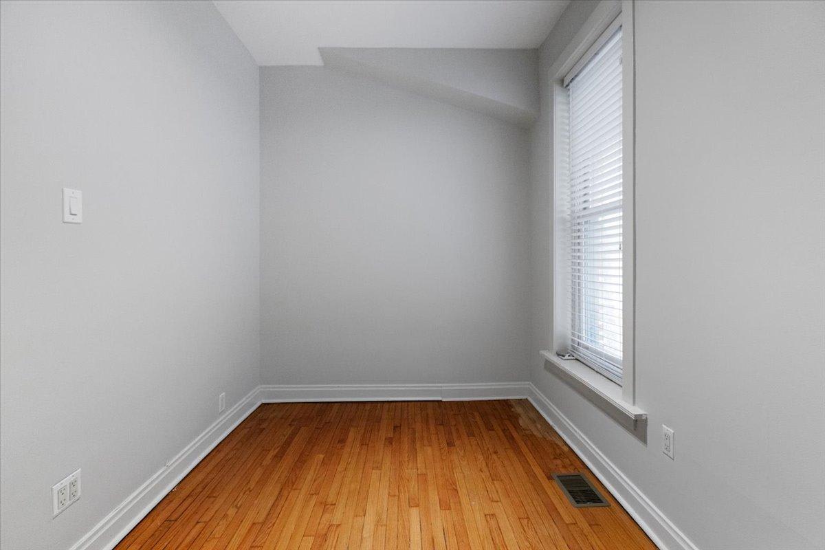 3046 N Kenmore Ave – photo 2
