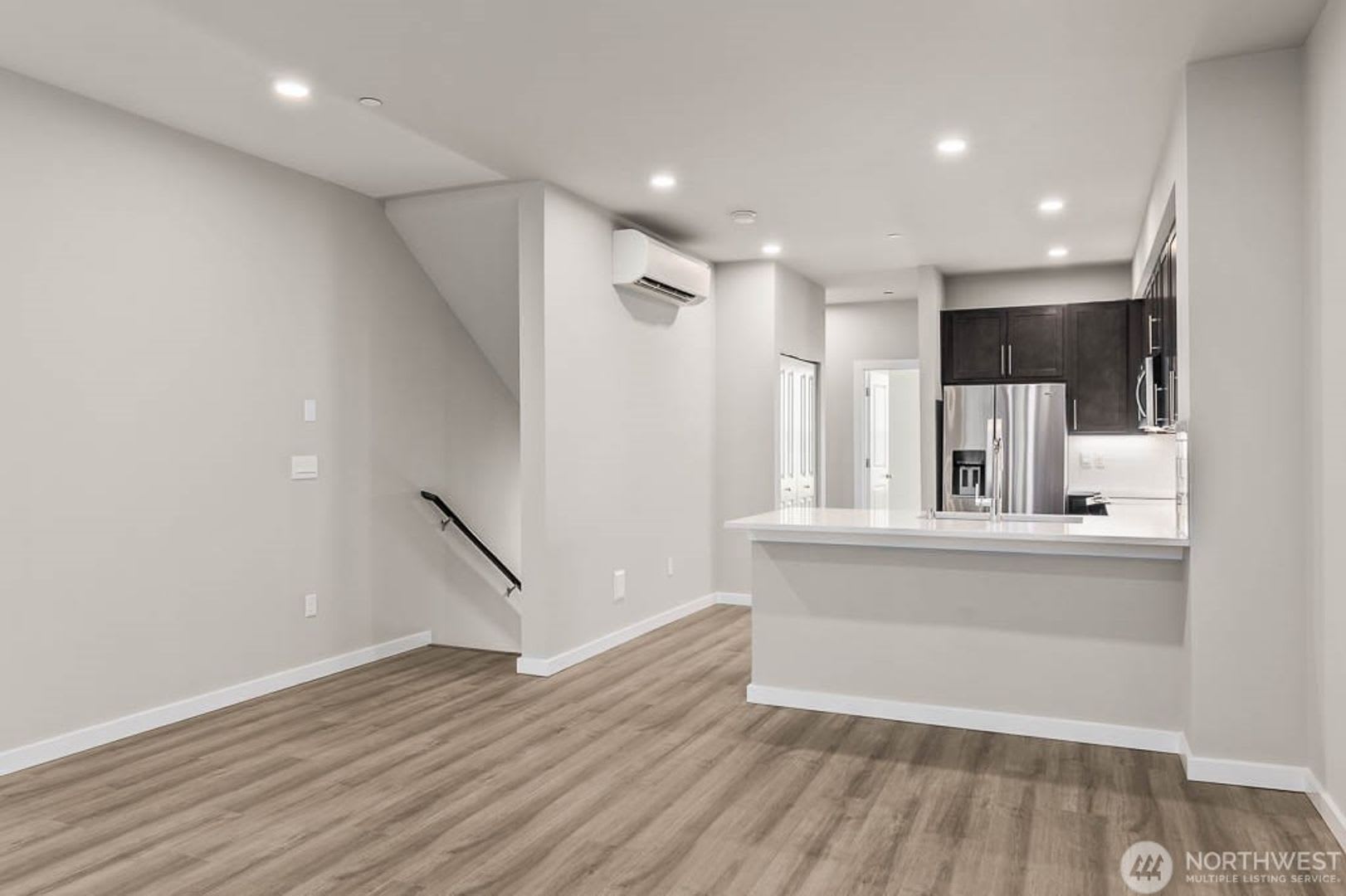 3bd/2.5ba Lynnwood Townhome – photo 5