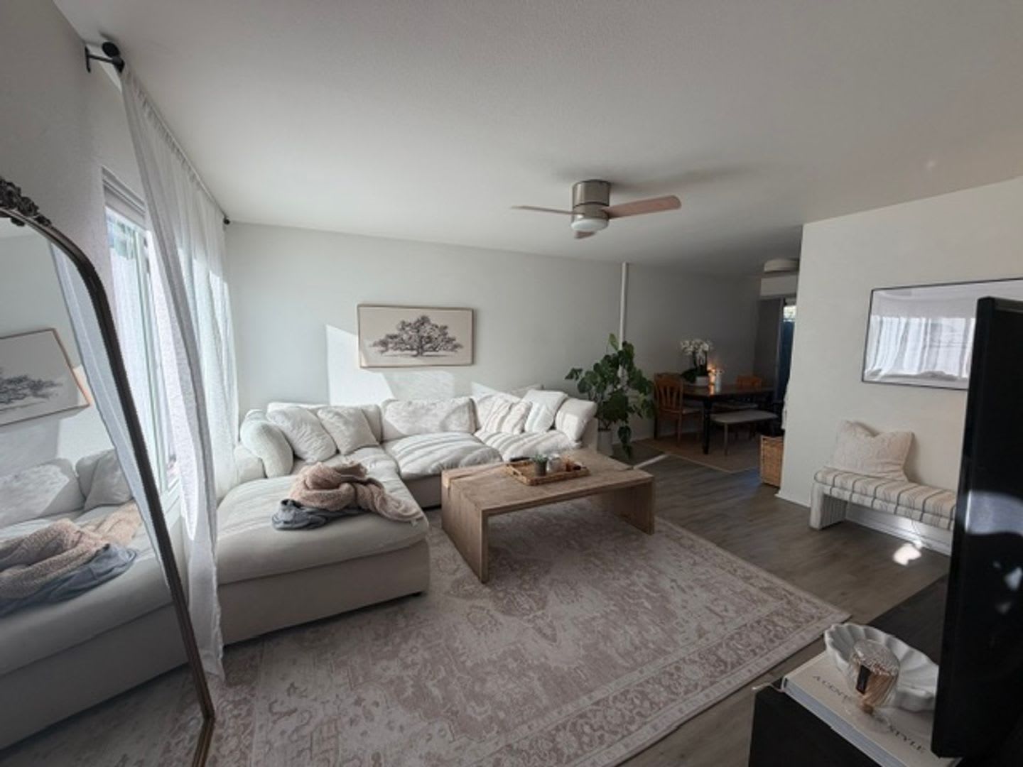 Very Clean Stylish Condo Great Location – photo 3