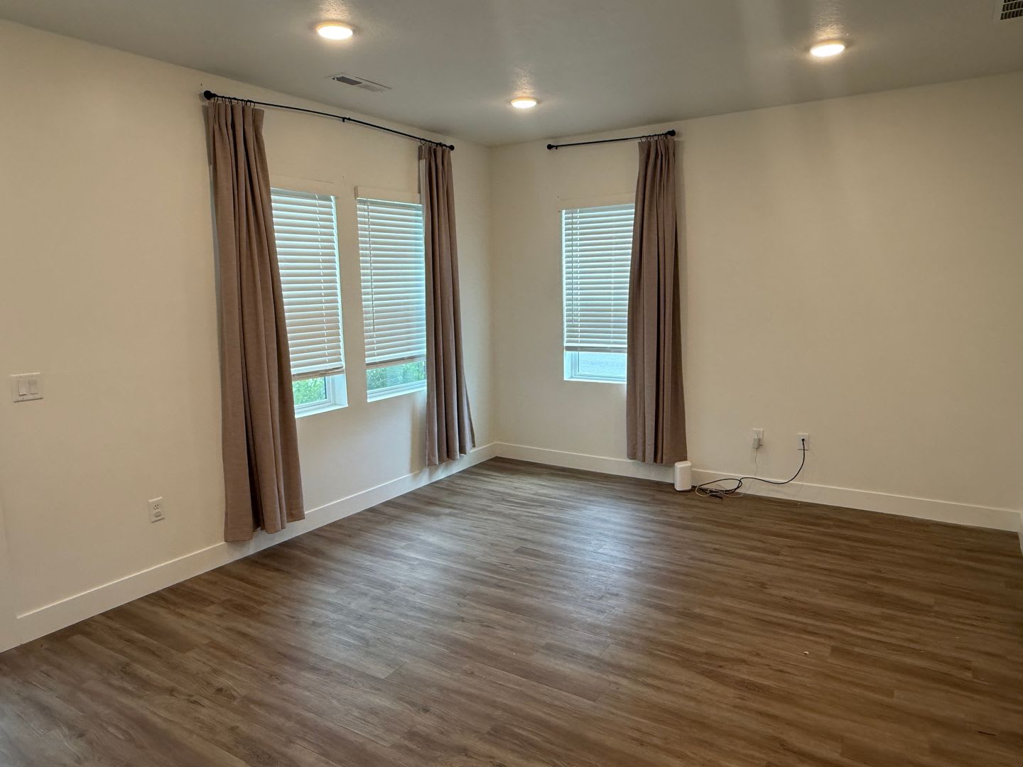 Half Off First Months Rent Beautiful Townhome With 2 Car Garage Central Air Pickleball Court And Laundry Hookups – photo 2