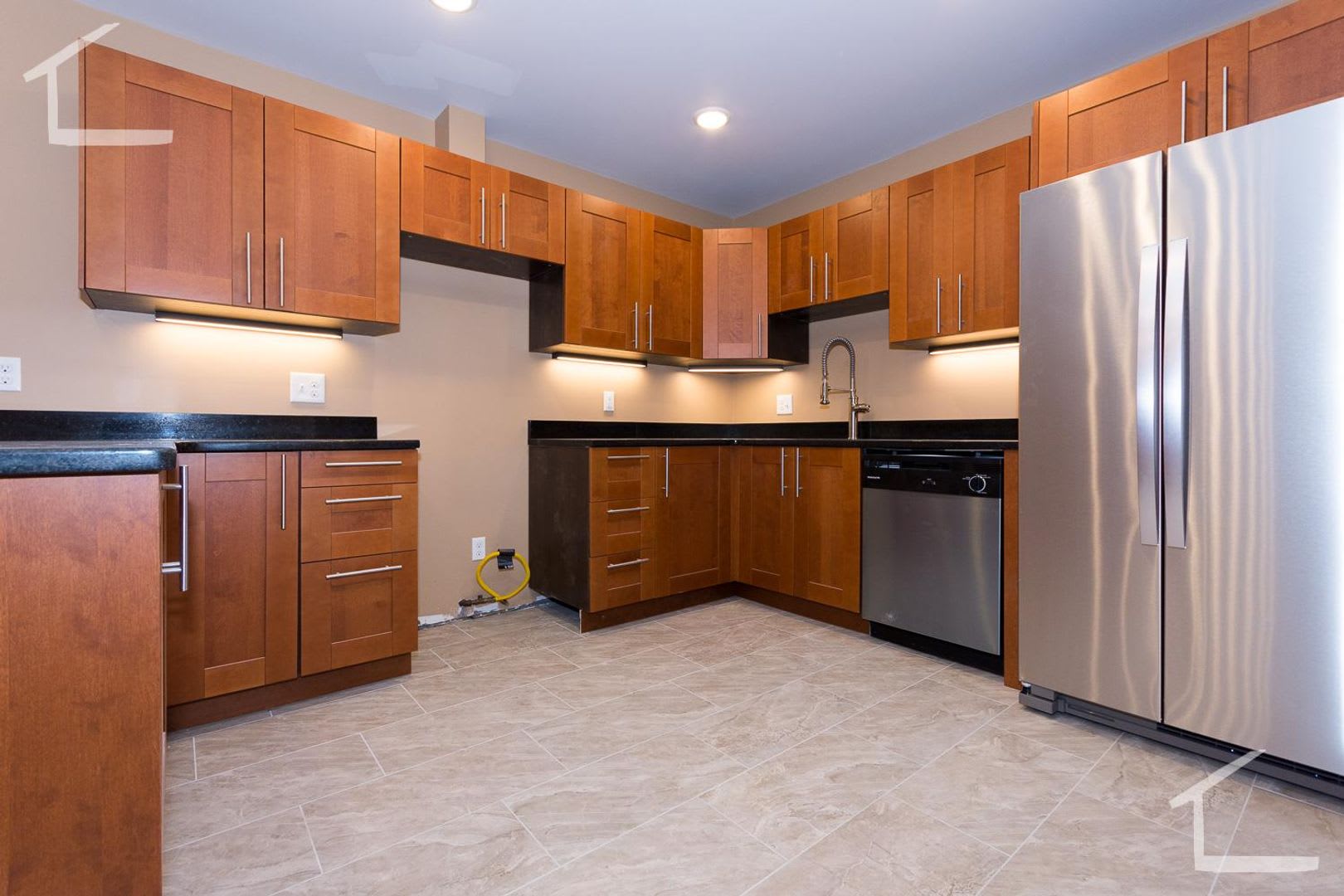 Huge Newly Renovated 2 Level 5 Bed Unit Near The Green Line – photo 1