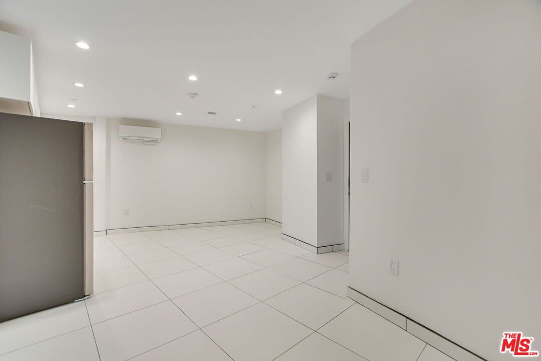 946 S Ridgeley Dr – photo 4
