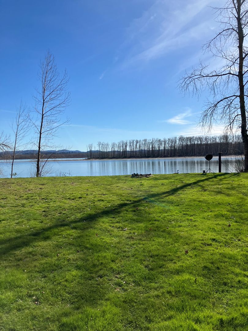 Columbia Riverfront Home With 1 Acre Of Landscaped Yard – photo 4