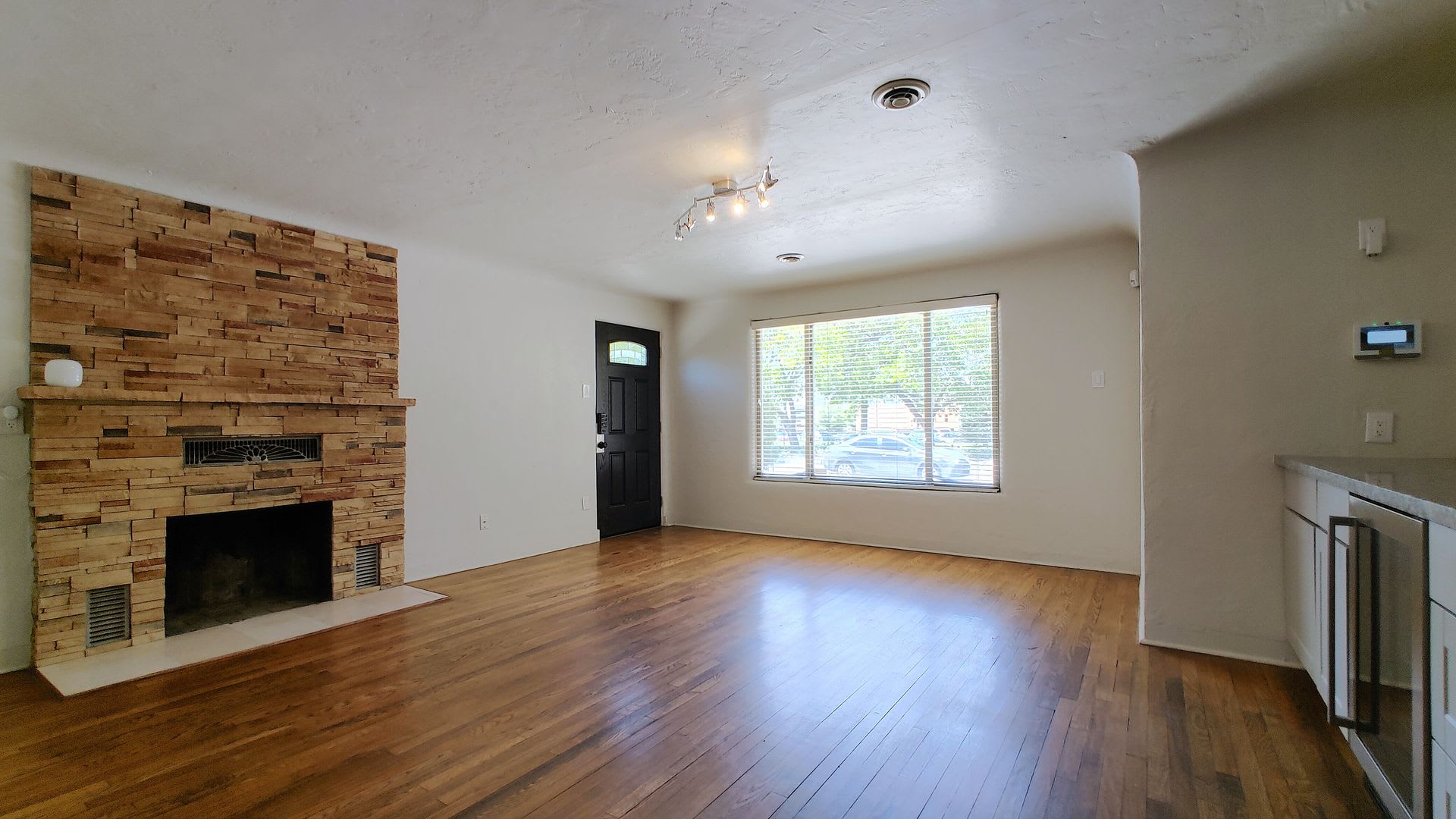 Charming 4 Bed 3 Bath Home Near UNM! – photo 2
