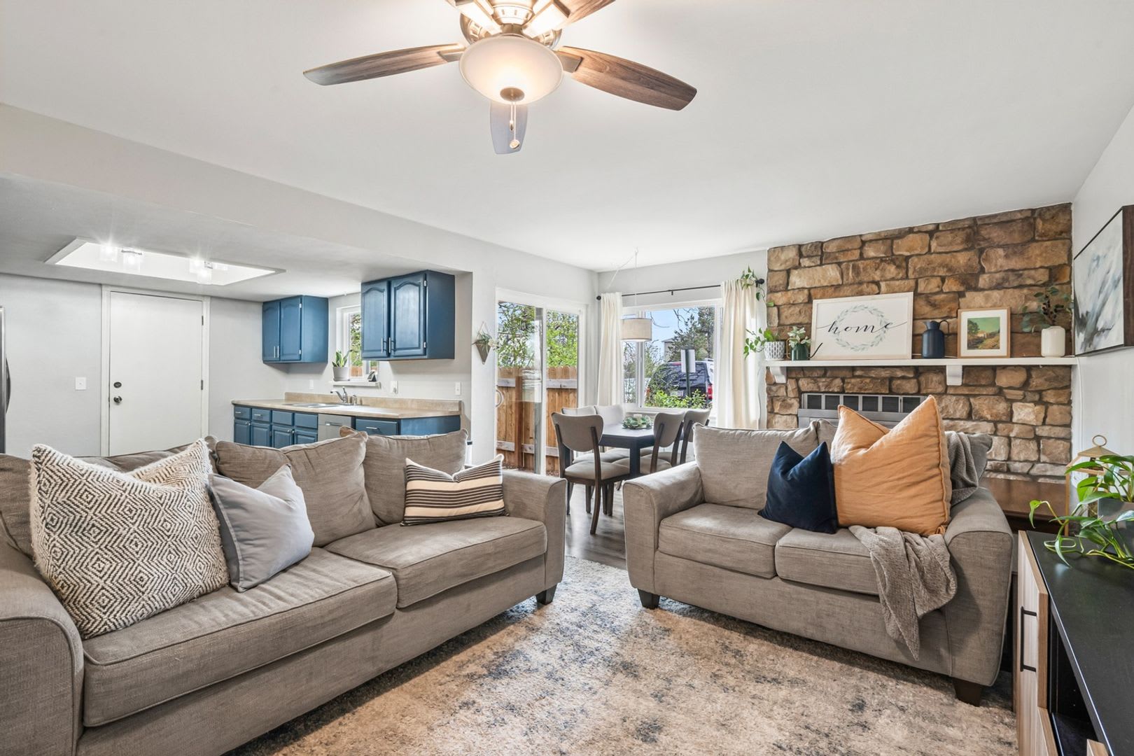 Spacious 3 Bedroom Townhouse-Style Condo Near Buckley SFB – photo 1