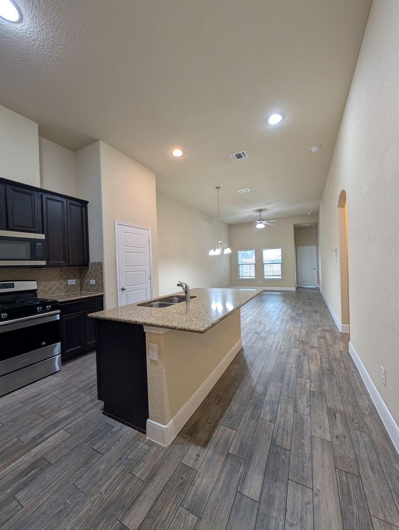 1 Month Free rent with a 13 Month Lease / Walk to Gruene/ Fridge Inculded / No Carpet / CISD – photo 4