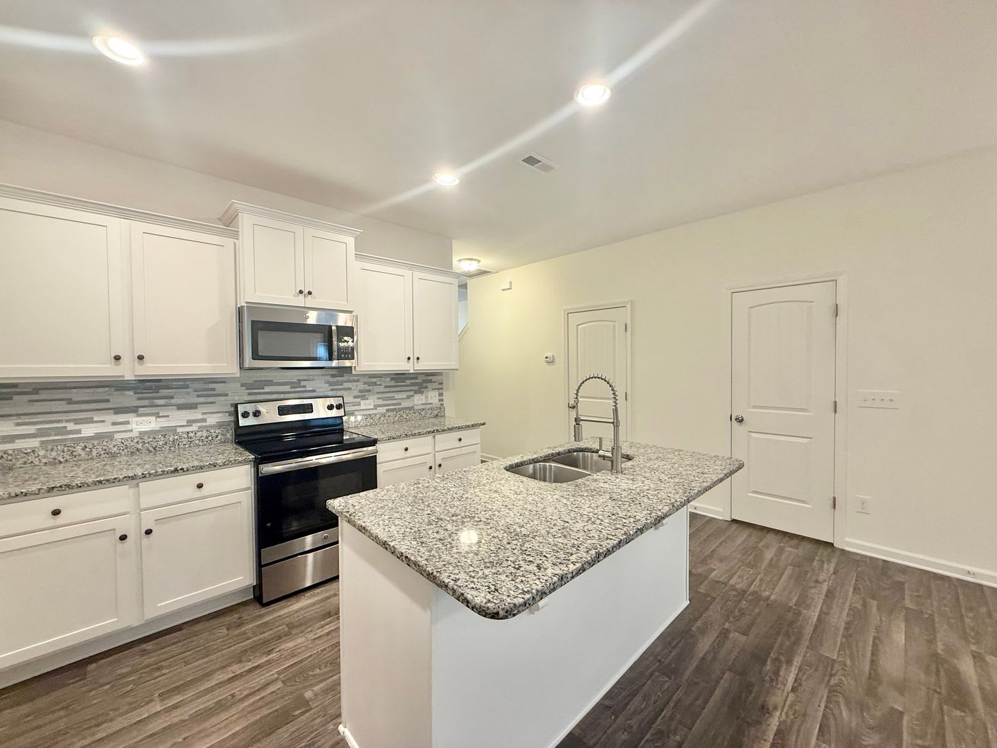 Spacious 3Bd 3 5Ba Clayton Townhome With A Large Bonus Space Downstairs And Easy Access To Highways – photo 3