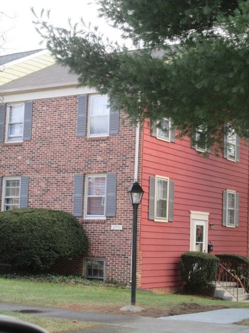 3 Bedroom, 2.5 Bath 3-Level Townhouse – photo 1