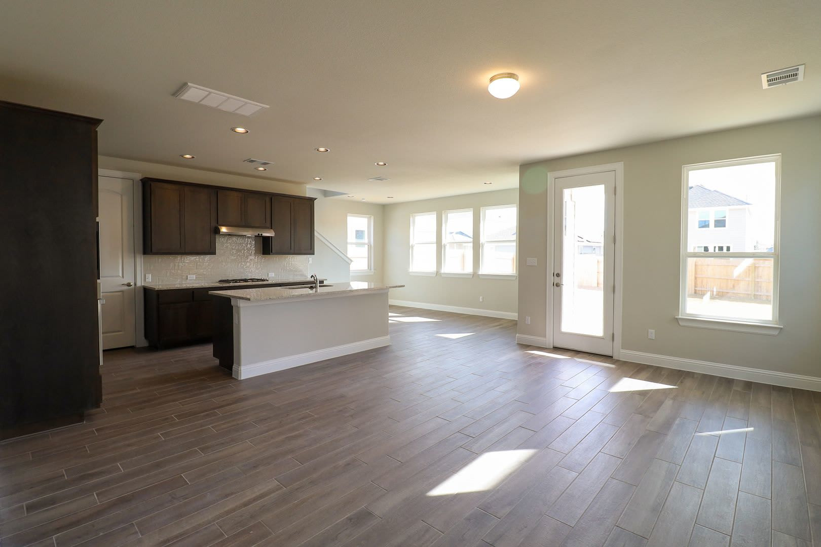 Beautiful 3-Bedroom Craftsman Home with Oversized Backyard in MorningStar – photo 4