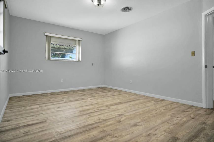 16530 NE 11th Ave – photo 2