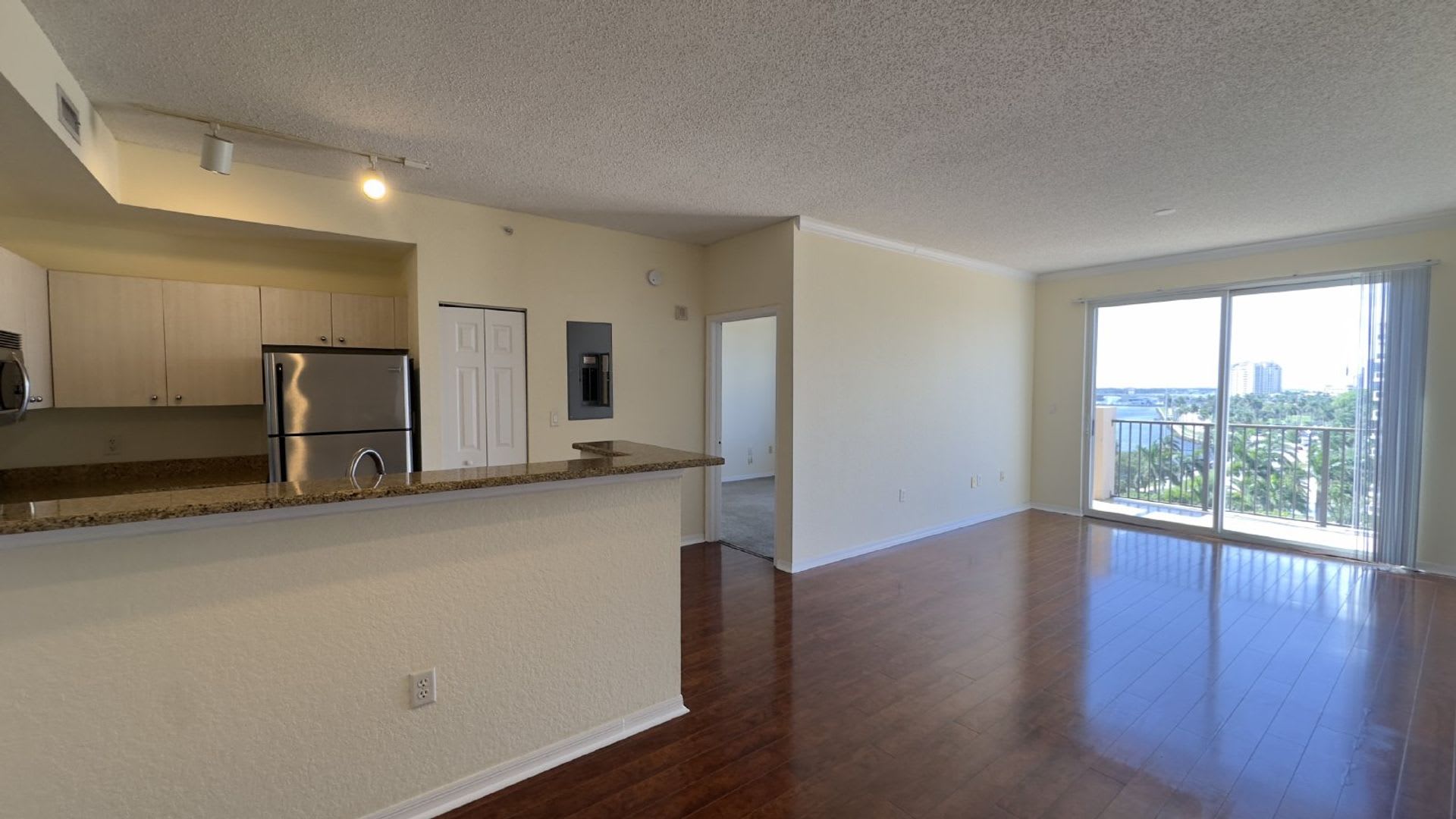 2-Bedroom Penthouse in the Heart of West Palm Beach – photo 2