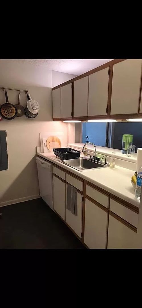 Room in 4 Bedroom Home at University Ct – photo 2