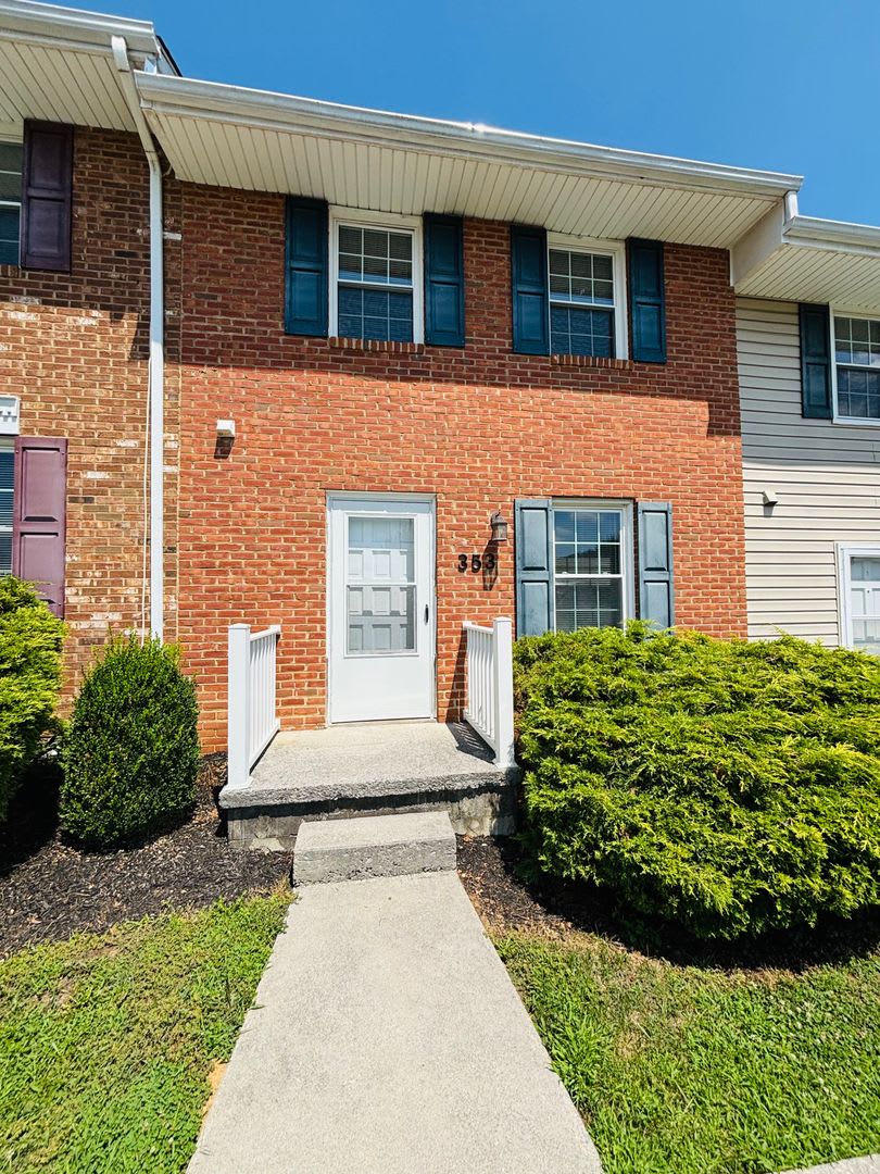 2 Bedroom, 1.5 Townhouse – photo 2