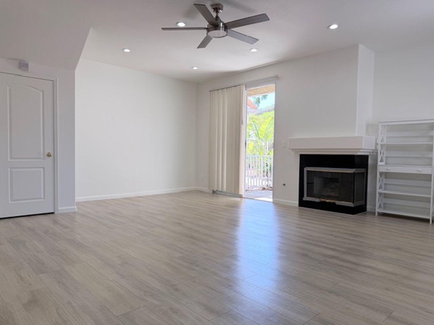 TOWNHOUSE-STYLE 3 BR + 2 1/2 BA UNIT IN CANYON COUNTRY AVAILABLE NOW – photo 2