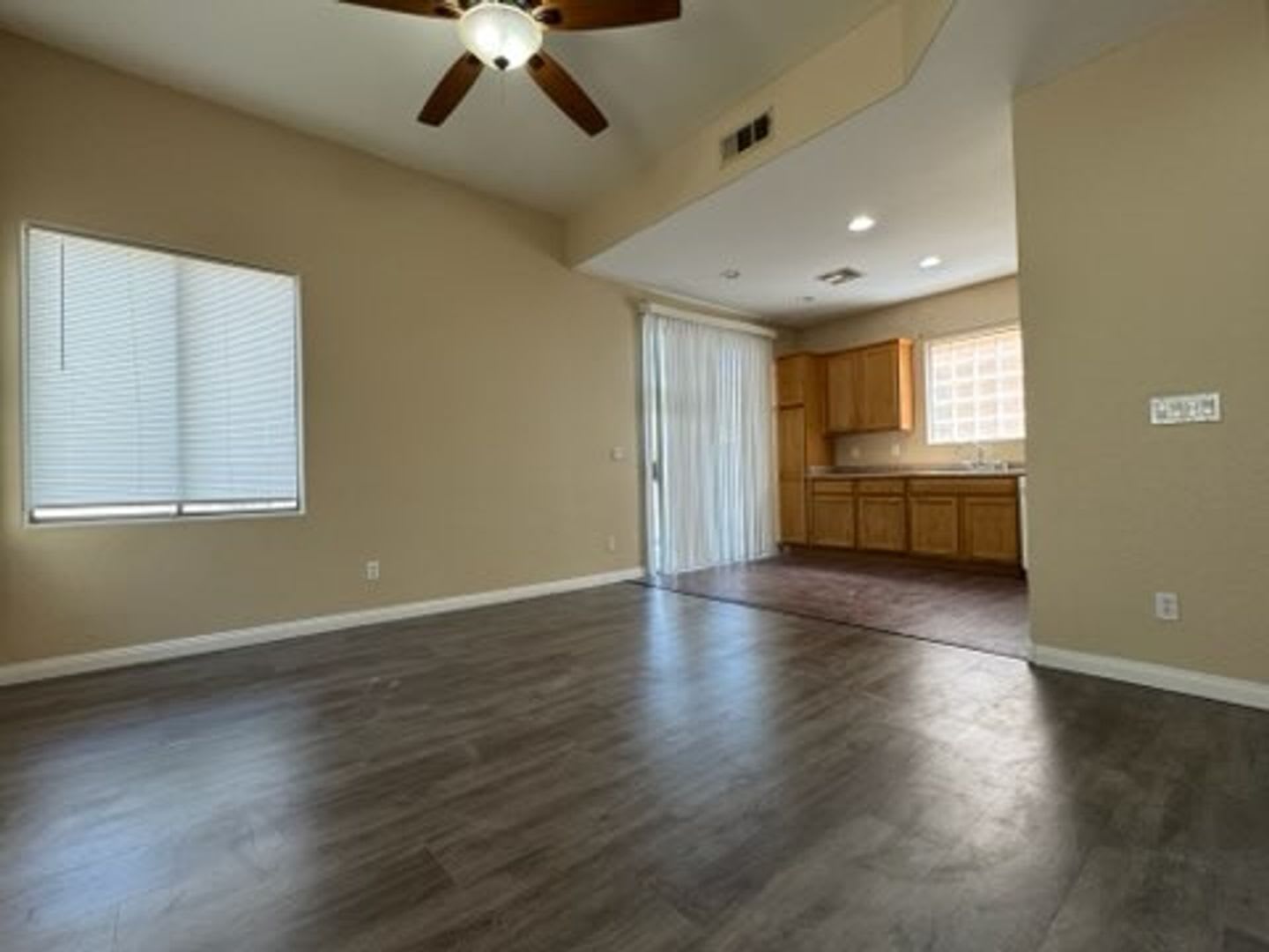Charming 4 bedroom affordable in North Las Vegas – photo 4