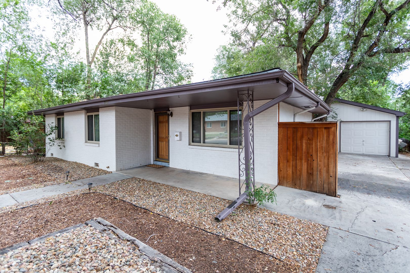 Beautiful 2 Bedroom 2 Bath Home In Desirable Southwest Colorado Springs – photo 2