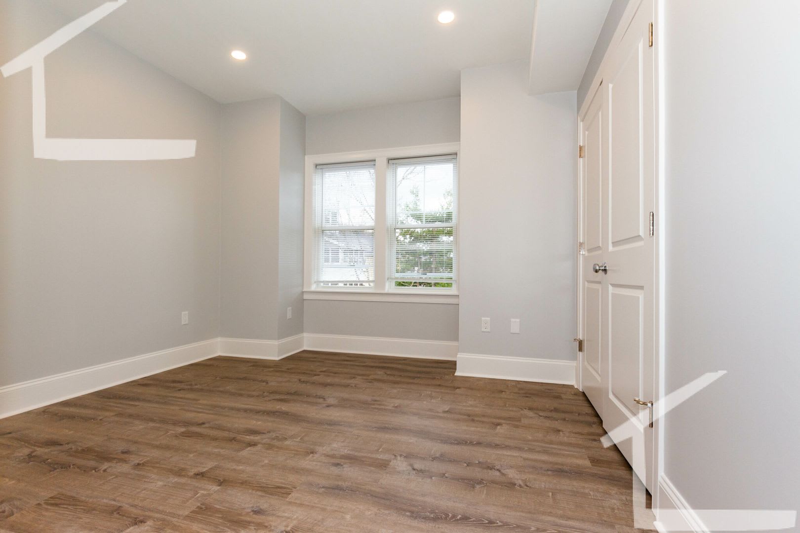 Charming 4 Bedroom No Broker Fee – photo 3