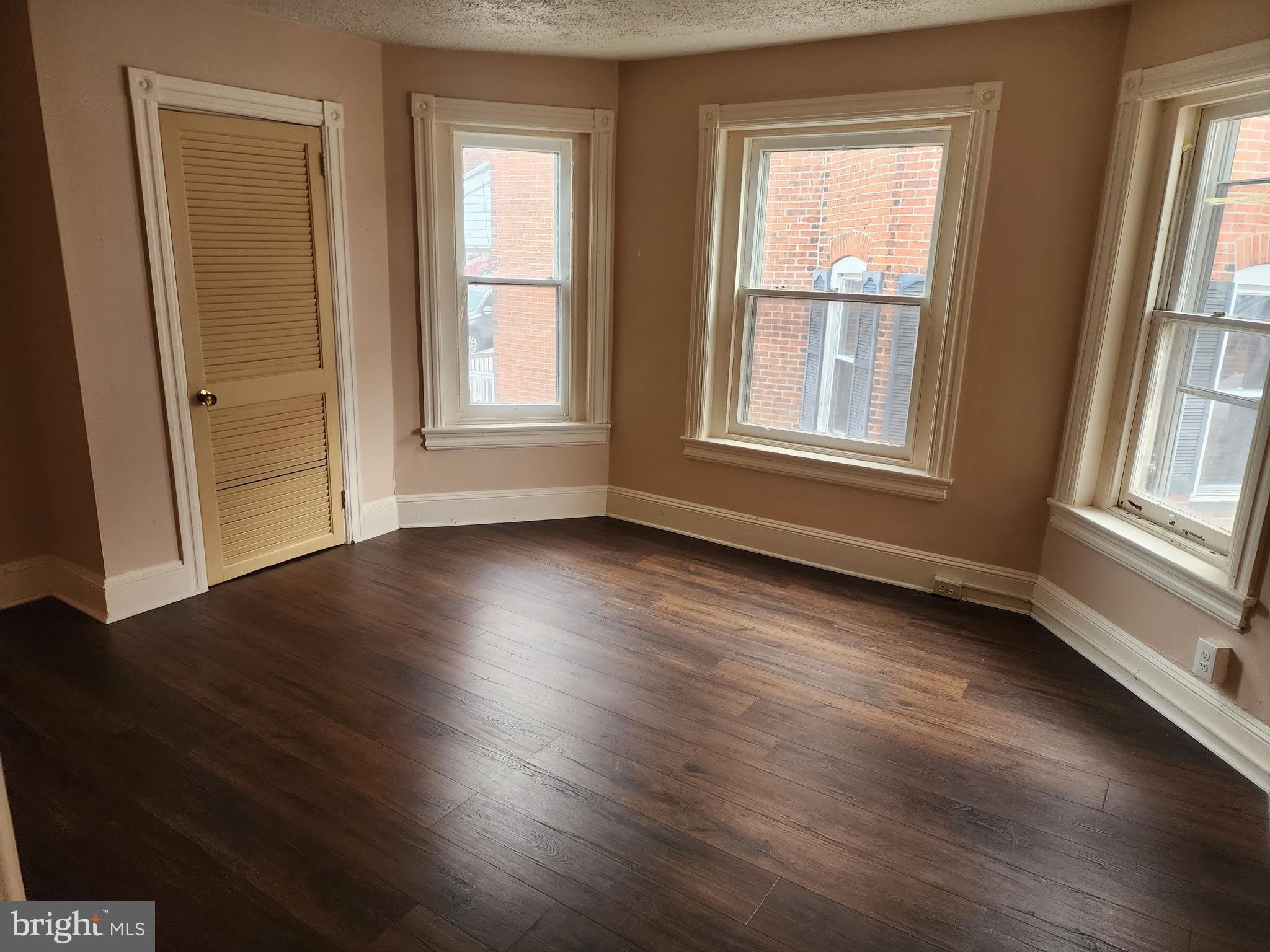 118 S 6TH Avenue – photo 4