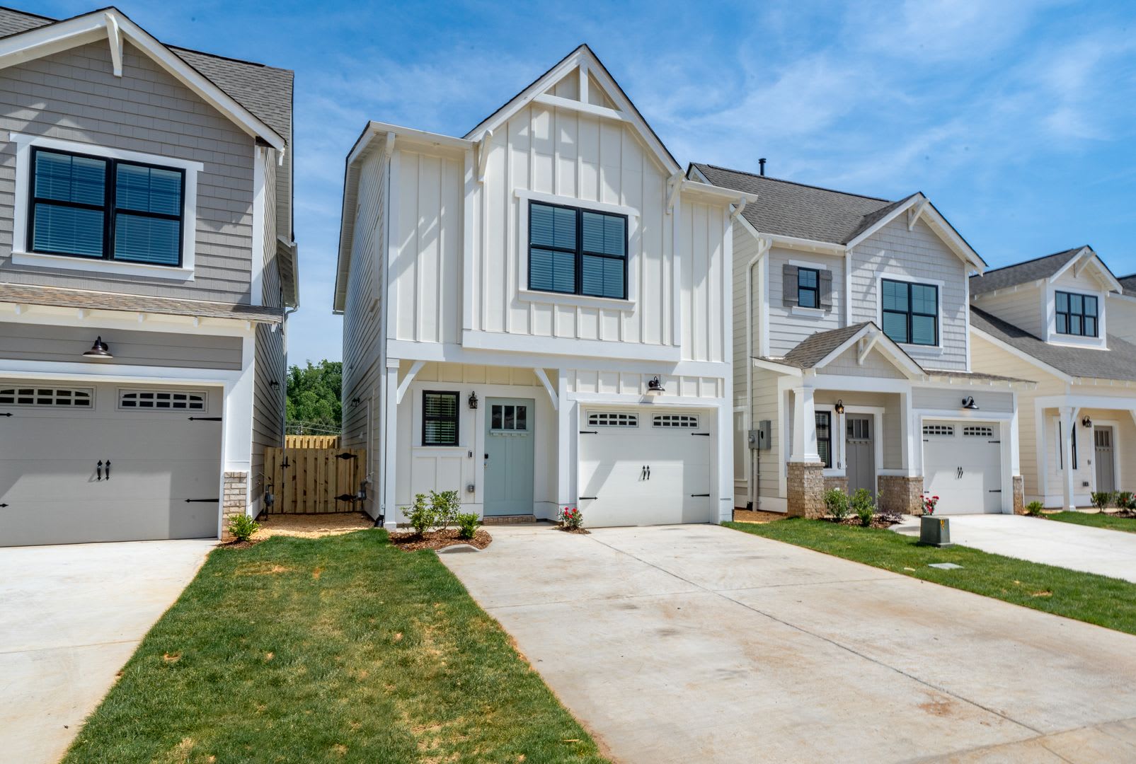 3 Bedroom Home With Spacious Garage – photo 1