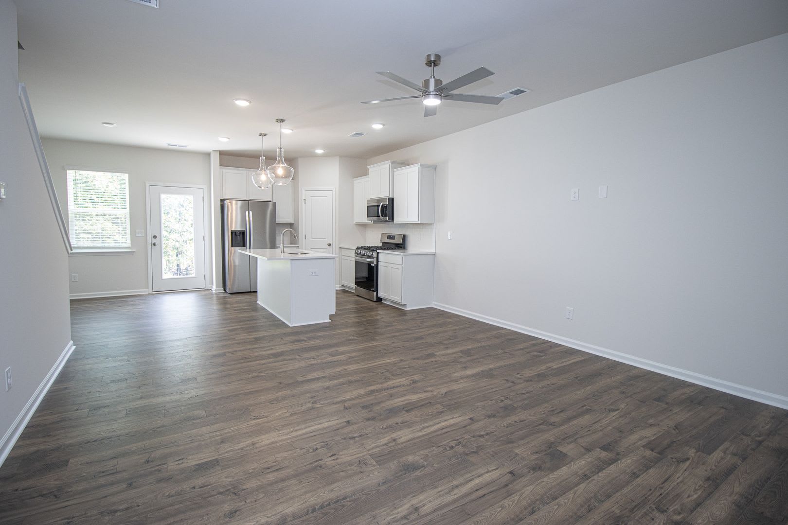Beautiful 3-Bedroom Townhome with Modern Open-Concept Living – photo 5