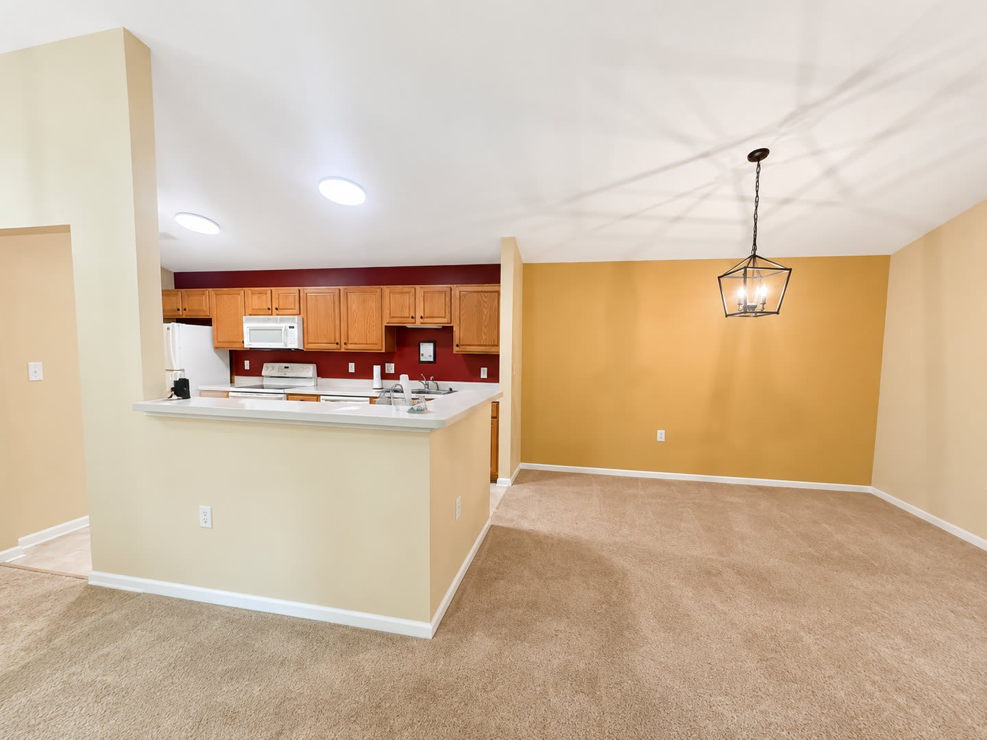 Spacious 2BR Condo with Flex Space & Private Balcony in Crestwood’s Madison Park – photo 4