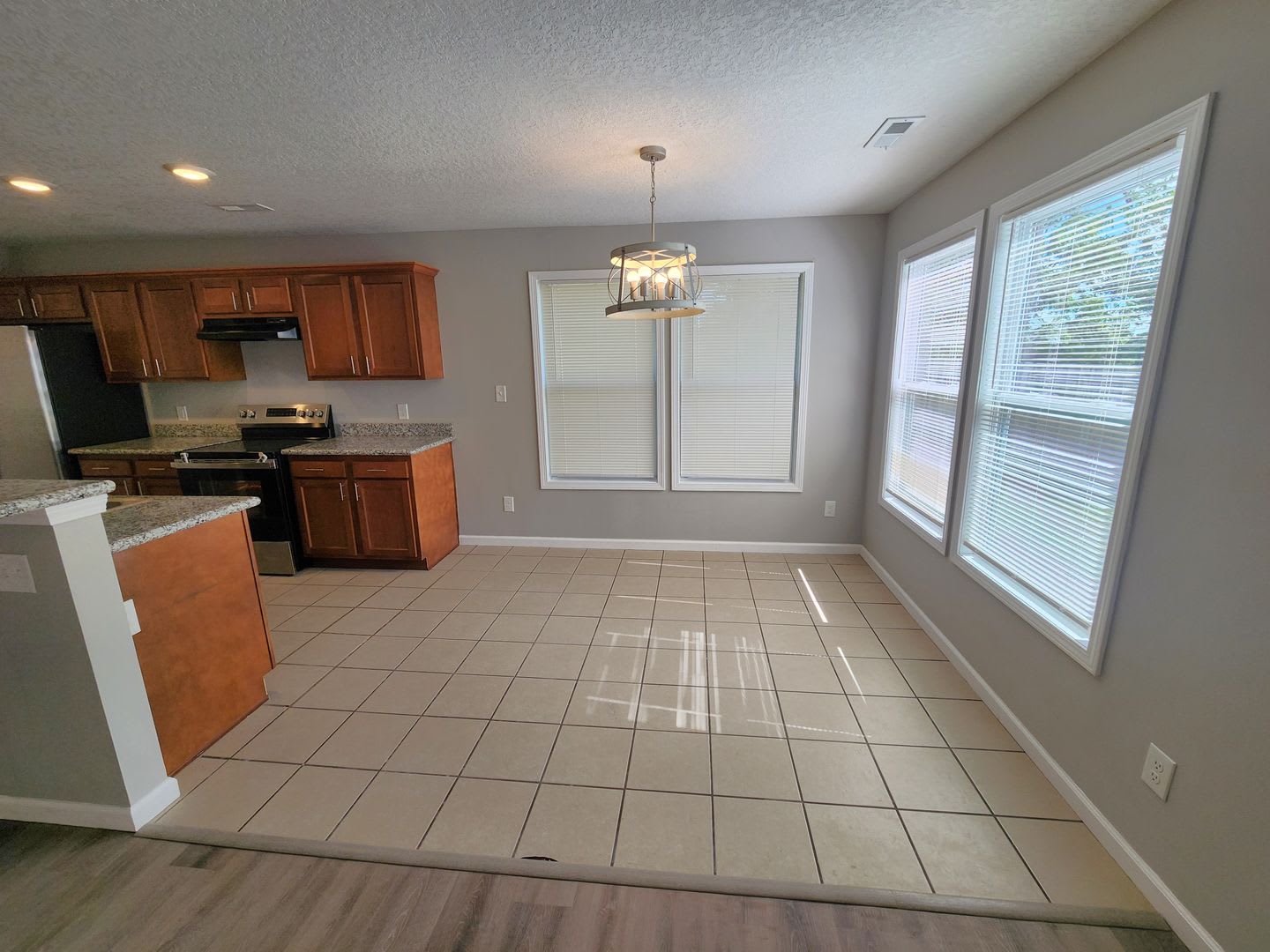 Like new 4BR, 2BTH with att gar and over 1500sq ft! – photo 5