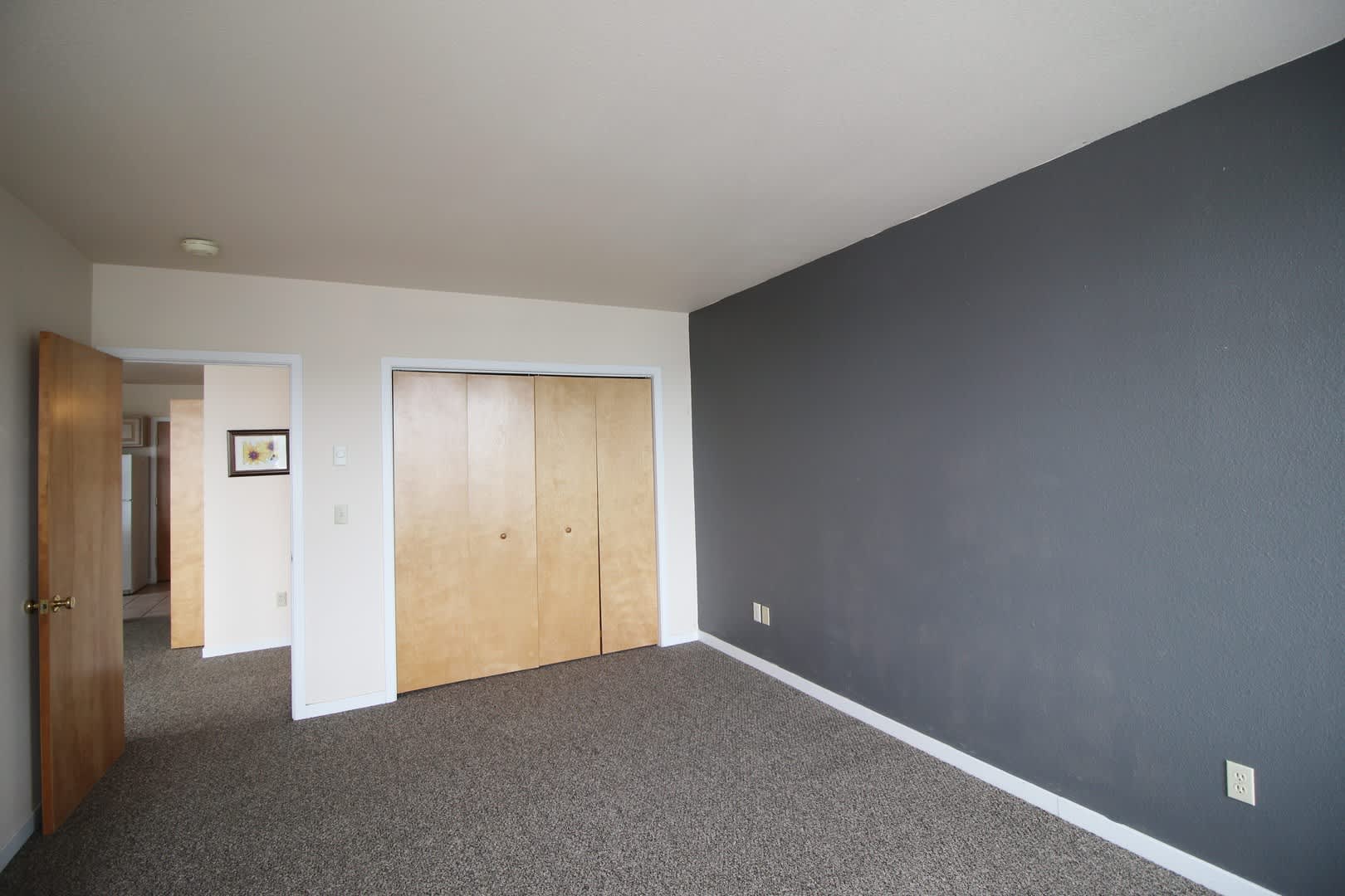 Spacious one bedroom, one bath apartment in town. – photo 3